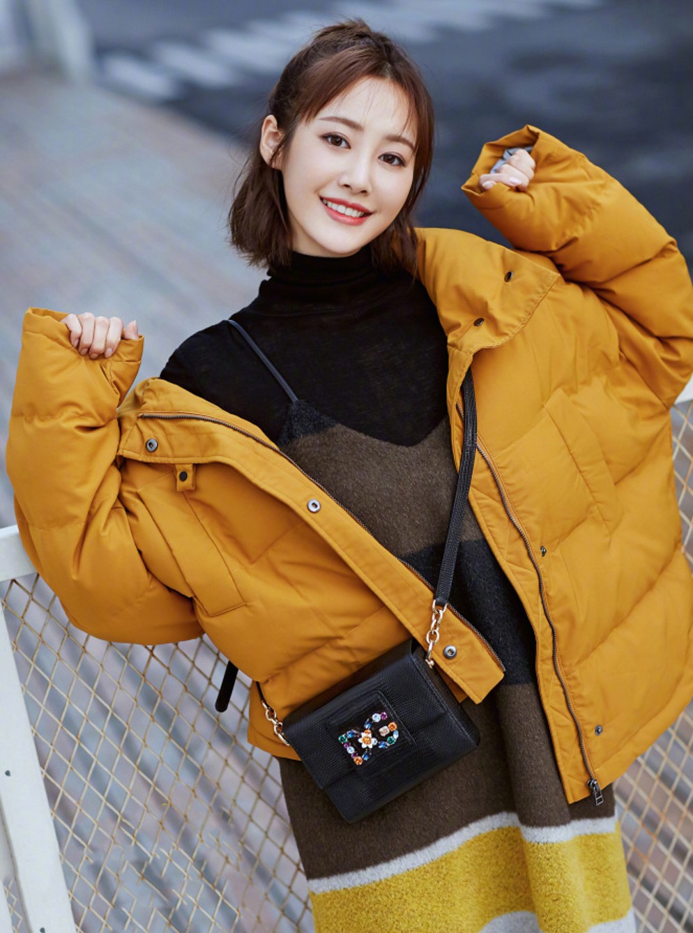 李纯穿衣绿色西装,李纯紧身短裤怎么搭配