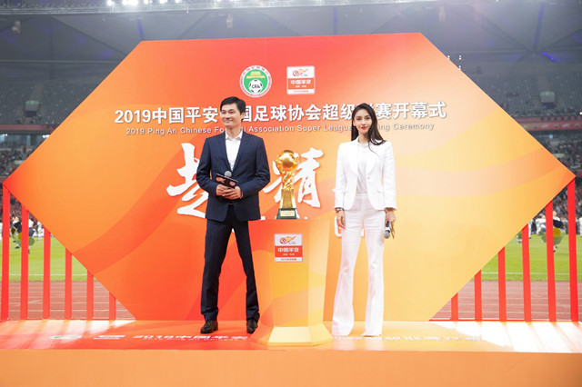 angelababy穿白色衣服裙子视频,angelababy穿白衣白裤出发时装周