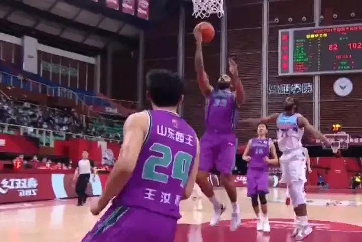 新疆男篮惨败16分,阿的江打球