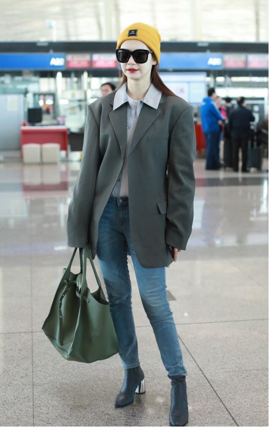 现在的斜挎帆布包还流行吗,还在背水桶包吗