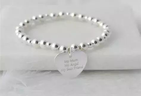 属兔的本命年戴金的还是戴银的好,2024年本命年适合戴金还是戴银