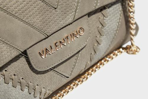 买服装好吗,买服装难道一定要看买正版吗