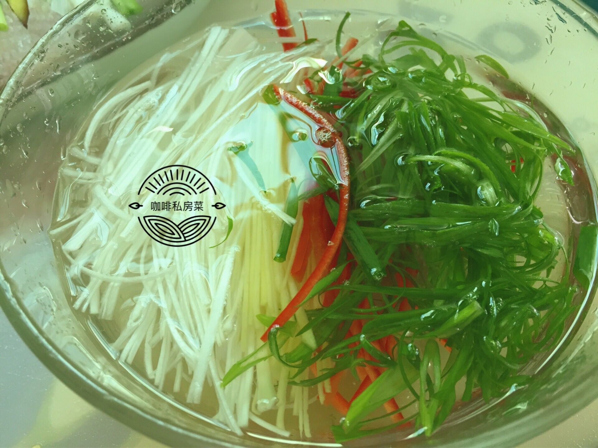 清蒸鱼是先浇热油还是先倒鱼豉油,清蒸鱼先放蒸鱼豉油还是先浇热油