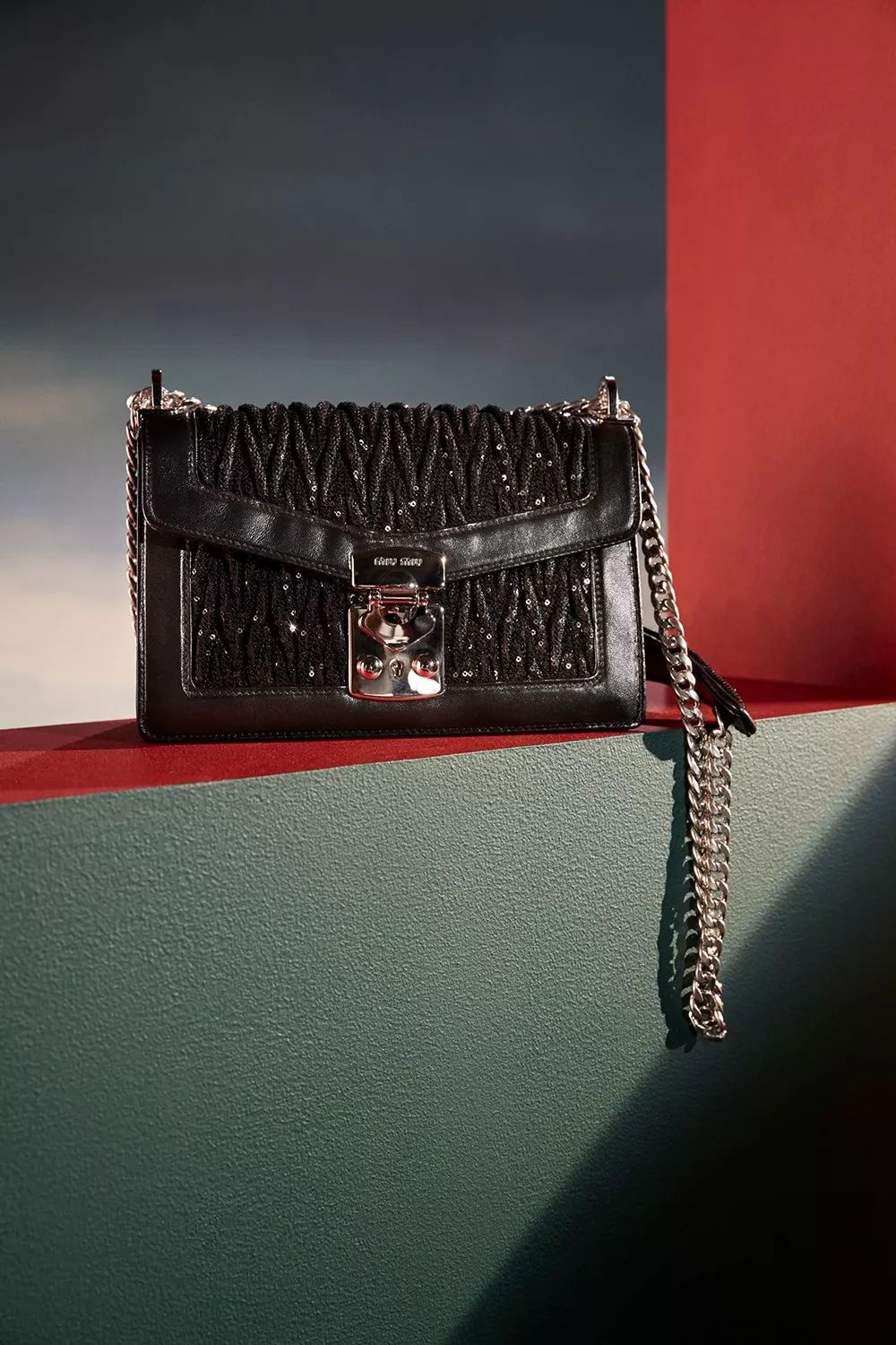 圣诞新年搞事情！Gucci豪得金光灿灿熊和狮子要抢LV吉祥物的地位