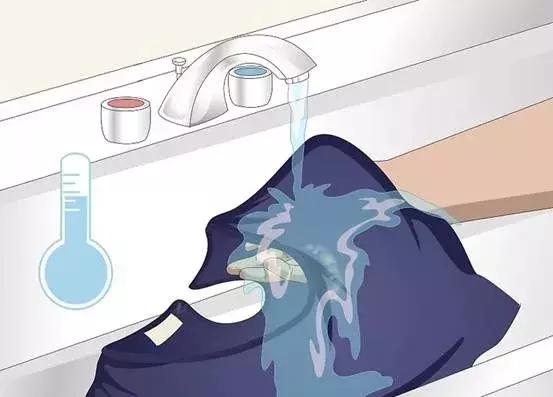 衣服上的粉底污渍如何去除