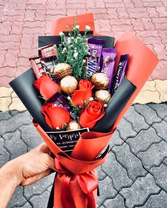 送鲜花太落伍！花束里包美妆品食物女友更开心男友快学起来