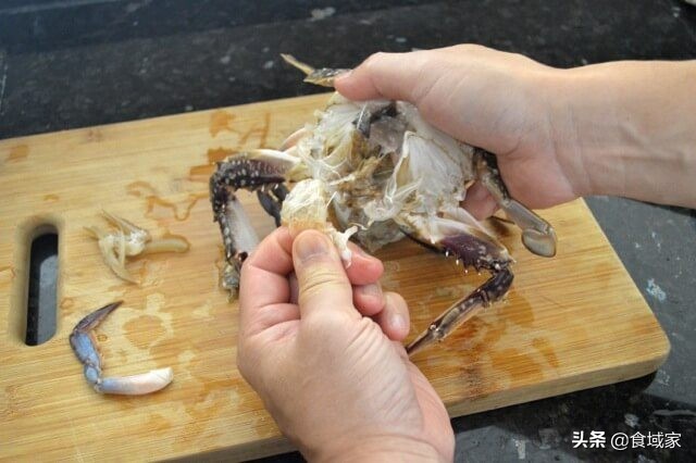 吃螃蟹的6个步骤简直完美,怎么处理螃蟹做葱姜梭子蟹