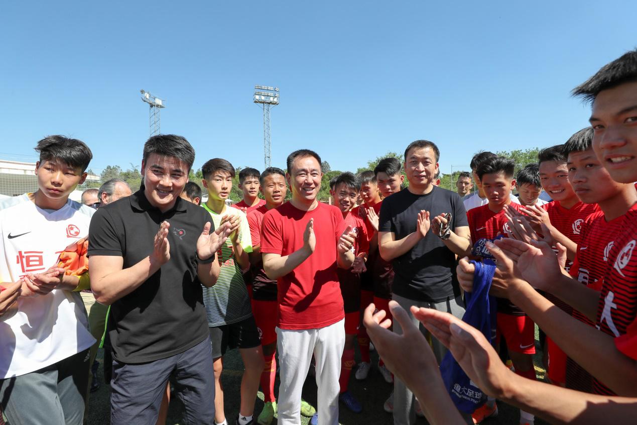 三家中超老板齐聚皇马，俱乐部主席送上珍贵礼物