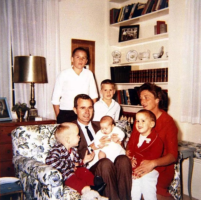 17岁女孩嫁42岁丈夫当上大总统后,21岁与丈夫一见钟情63年相濡以沫