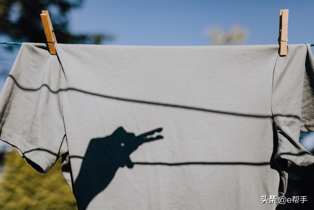 没熨斗皱巴巴的衣服如何变平整,皱巴巴的衣服和熨烫过的衣服
