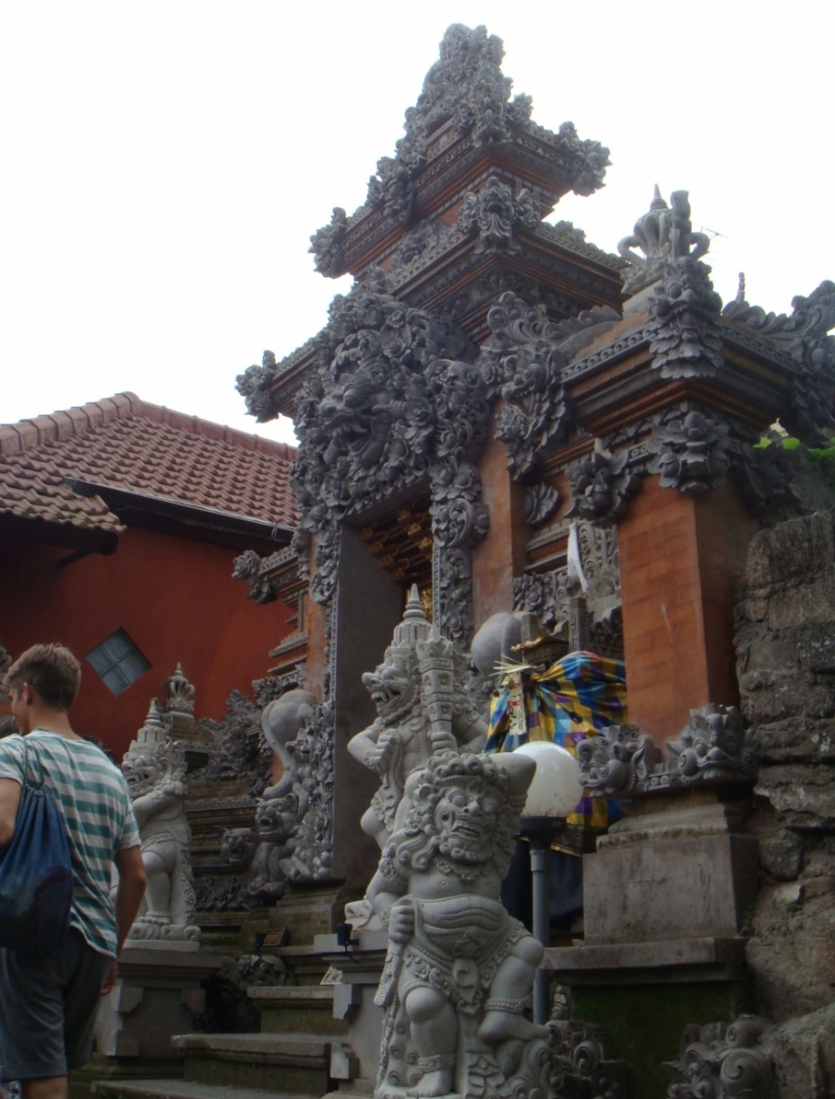 许舍山人,巴厘岛的乌布皇宫值得一去吗