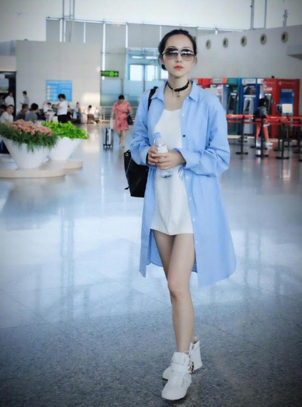 属于夏天的白色，怎么穿才更高级？和这些颜色搭，美到移不开眼