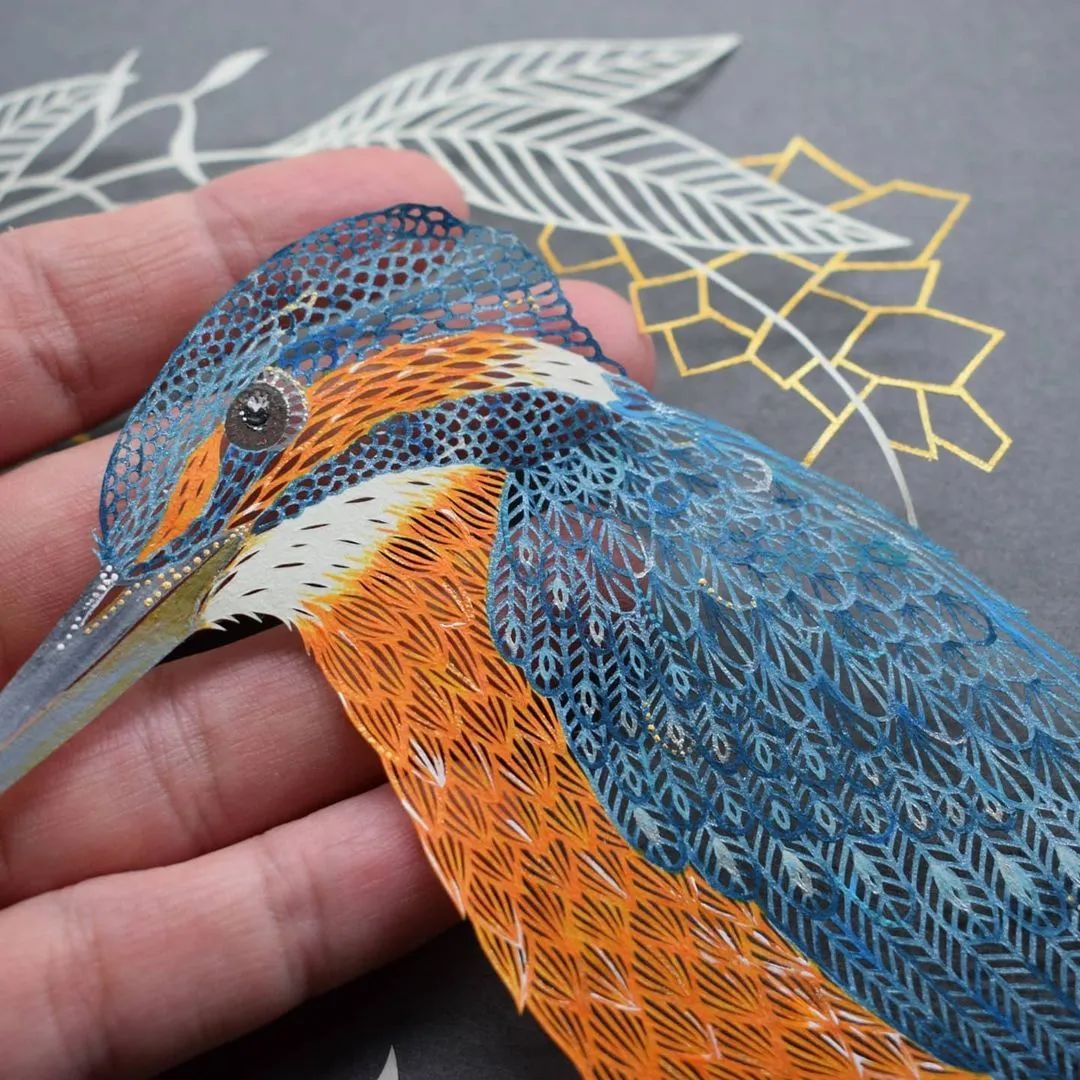 她被称为“刀王”，凭一把破刀，一张破纸，作品征服了全世界