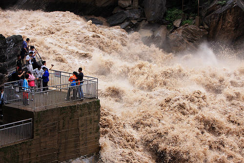 最深的峡谷虎跳峡,中国最深的峡谷云南虎跳峡