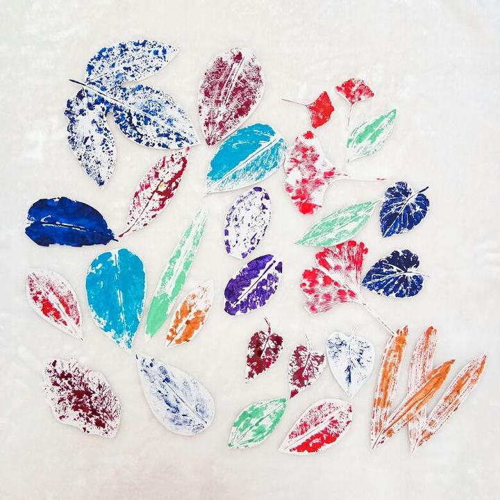 儿童进行树叶拓印过程图片,拓印创意美术9到12岁树叶大型作品