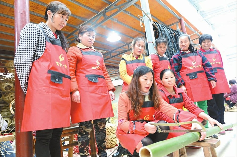 非遗文化传承竹编手艺,传承传统手工艺竹编制品受青睐