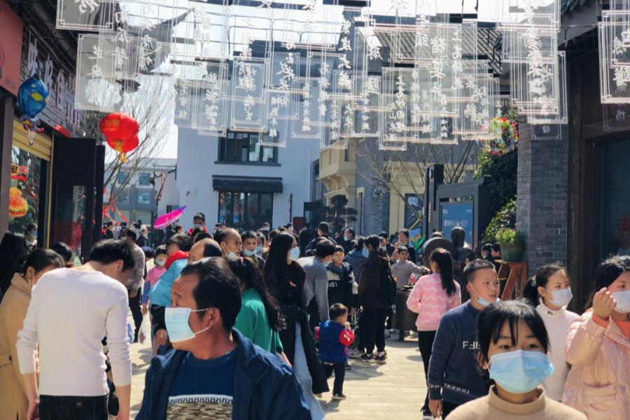 人潮涌动年味十足,人潮很汹涌