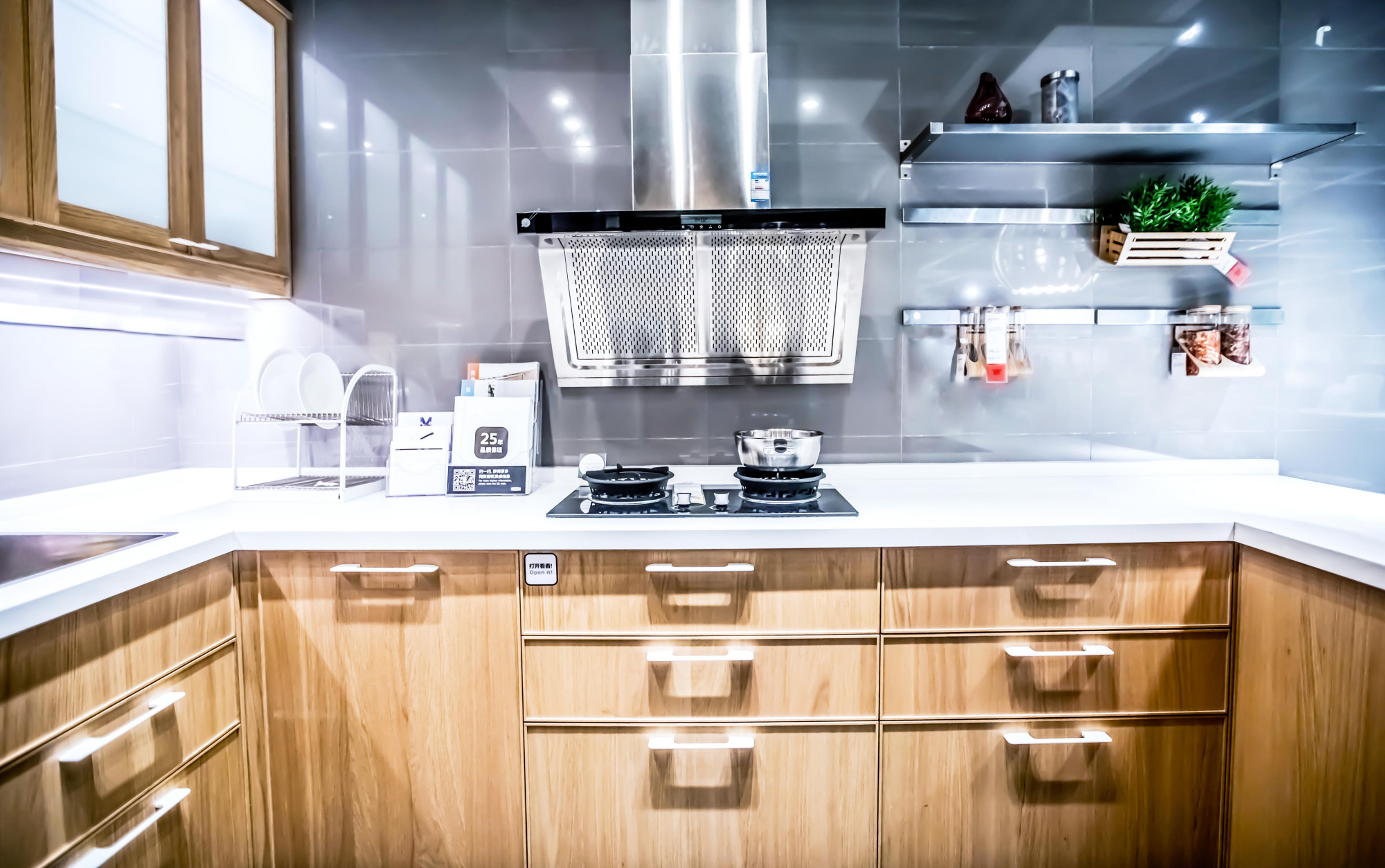 侧吸式和顶吸式油烟机哪种更实用,顶吸式和侧吸式油烟机哪个好用