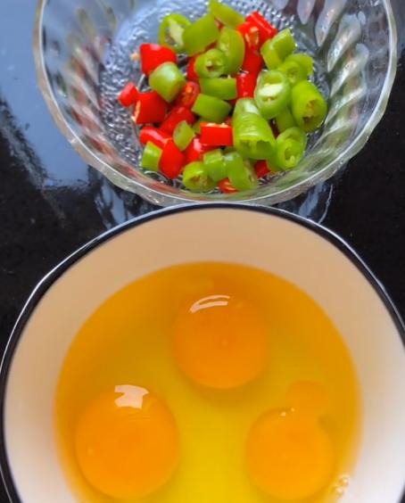 3个鸡蛋2勺豆瓣酱，教你做农村蛋炒酱！全家人都爱吃