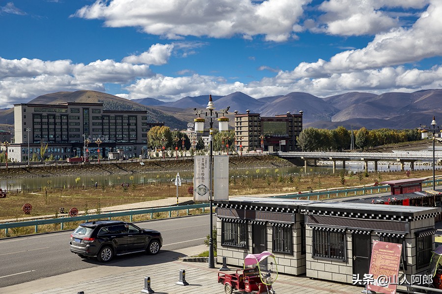 宸濊タ楂樺師澶ц崏鍘熺殑璺笂鐓х墖,闈掕棌楂樺師涓婄殑鑽夊師闆北椋庢櫙