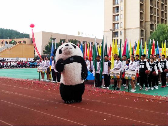 披着五彩盛装，唱响我的祖国，天府师大一中运动会，燃了