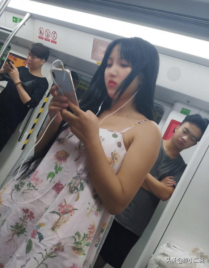 地铁上碰到心仪的女孩子，该怎么跟她搭讪呢？