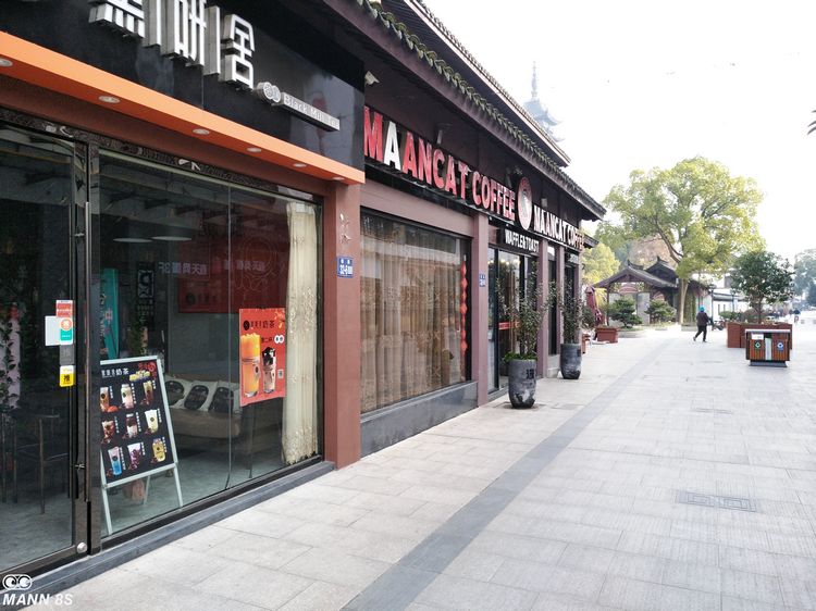 手机掉水里当场拿起来,手机掉入水中还可以正常使用