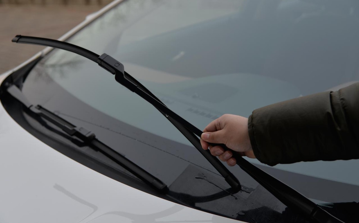 汽车挡风玻璃轻微划痕修复小窍门,汽车挡风玻璃划痕修复小方法