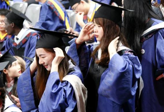 华中师范大学研究生，只因所学专业没选对，毕业后无奈选择卖鸡爪