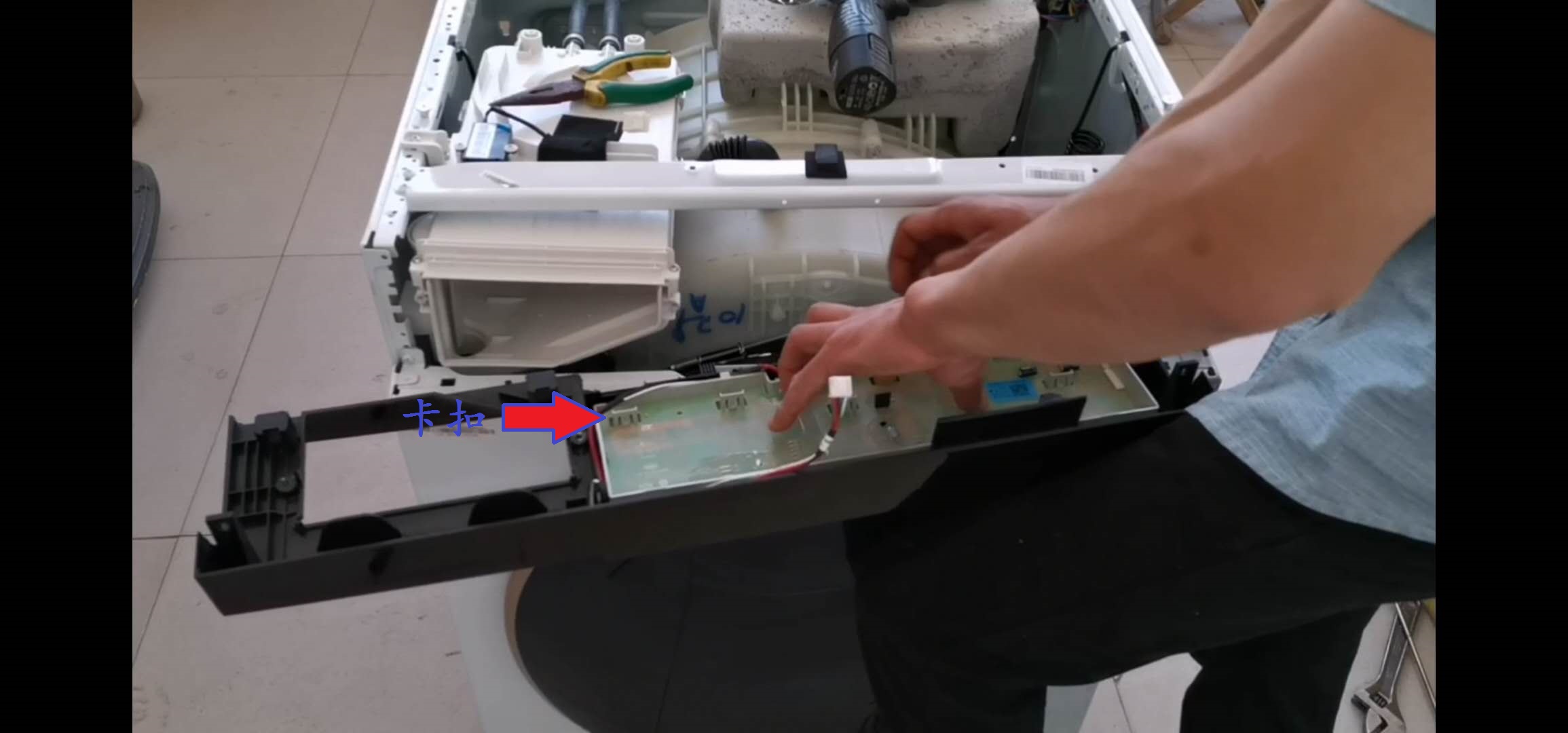 洗衣机拆解工人,滚筒洗衣机维修拆解视频