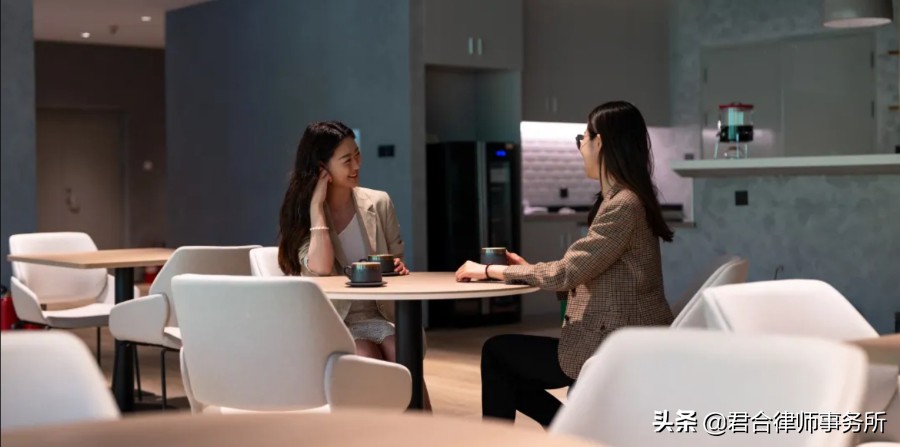 一家红圈律所的极致“凡尔赛”