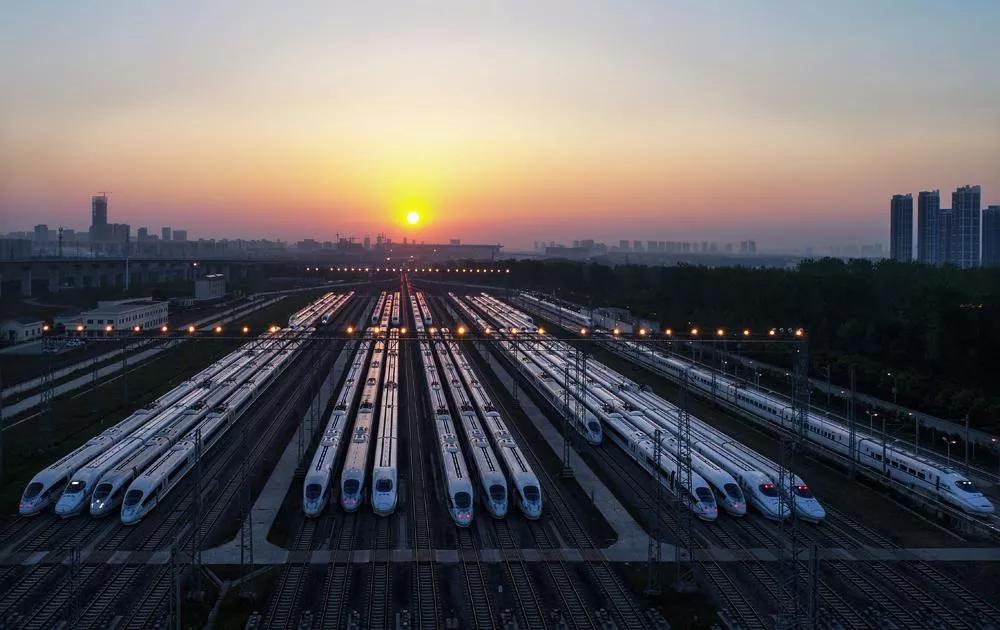 高铁列车视频和谐号vs复兴号,高铁和谐号和复兴号交会的视频