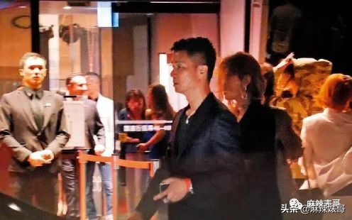 老公夜会嫩模转1万,小S却一个包背10年,这婚姻好不好她不知道?