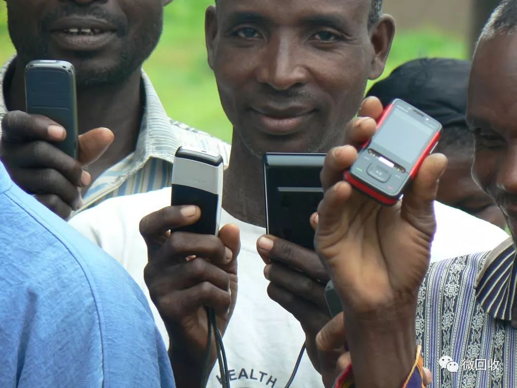 在非洲，不仅用泥巴给手机充电，还把自己改造成充电宝和天线