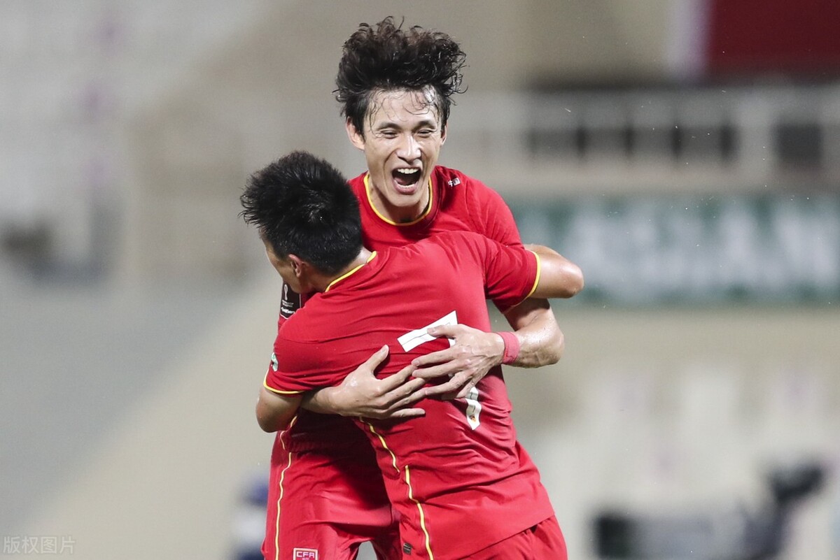 国足出征西亚27人名单：两边路缺人将成痛点，李铁对阵型还在纠结