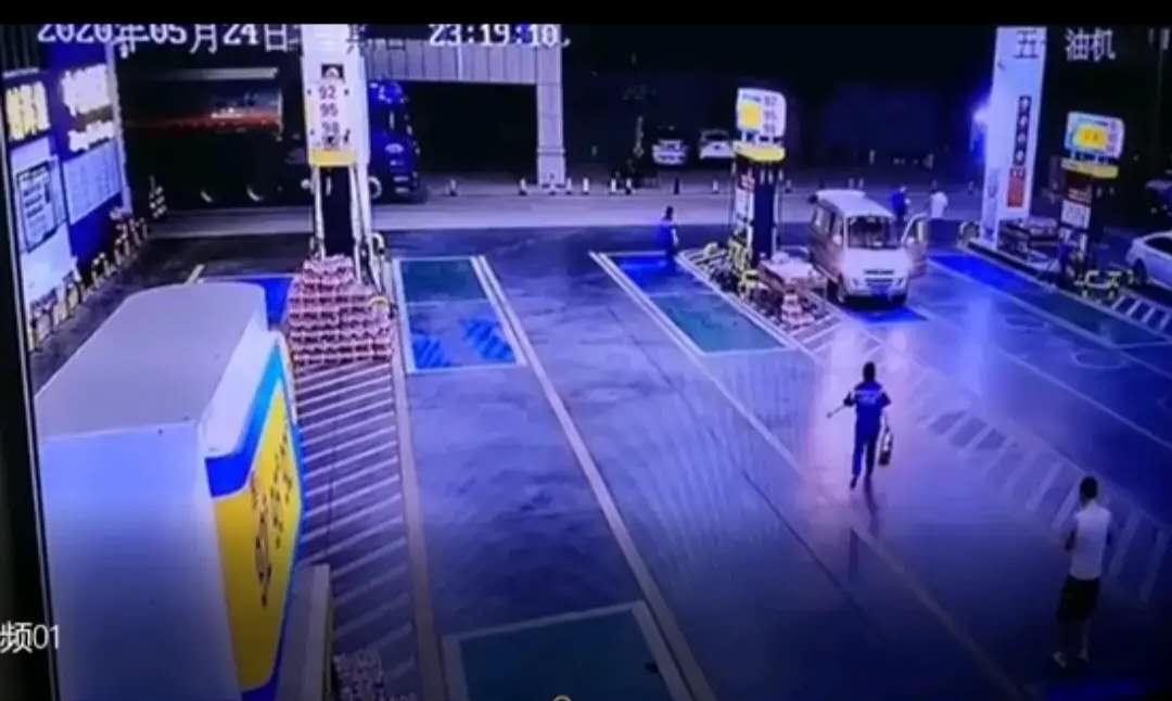 “别慌，喷它！”加油站起火，女工神操作1分钟搞定