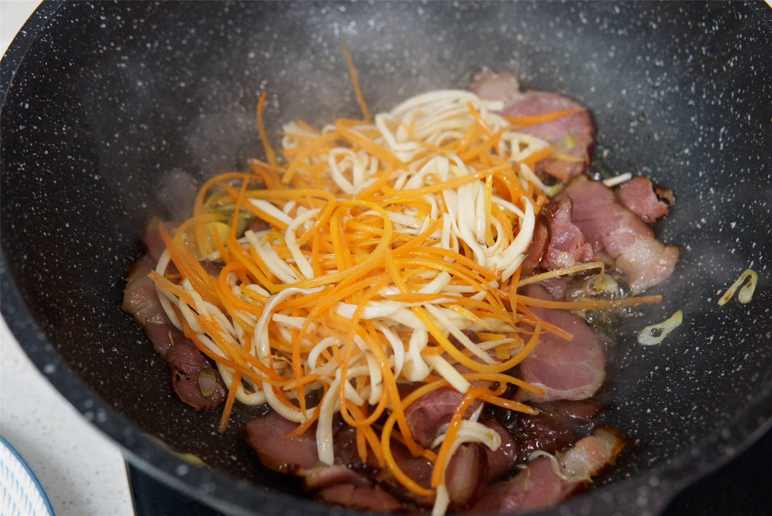 烟熏腊肉怎么炒不硬不咸,腊肉炒前用白腊浸泡法