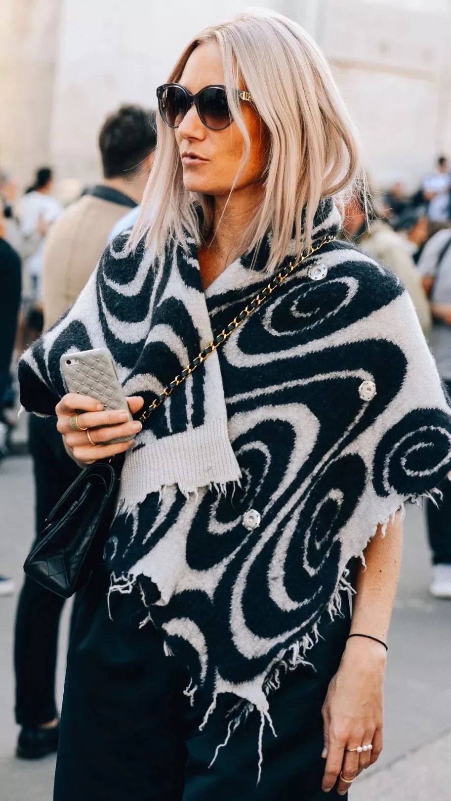 时尚轻奢感明星系列羊羔绒围巾,最潮的围巾的15种戴法超级实用