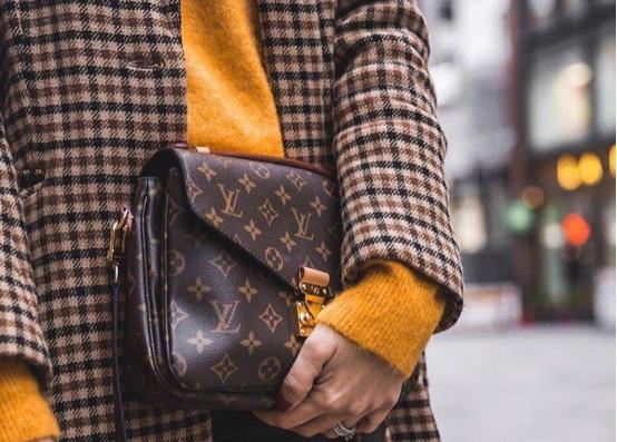 怎么识别真假lv包包的方法,如何辨别真假lv包包卡扣