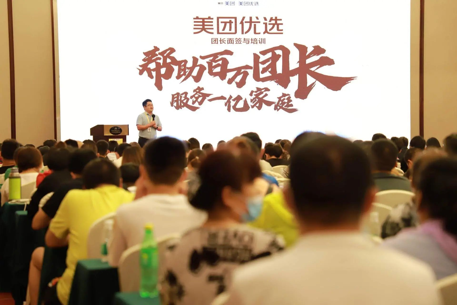 疯狂的买菜大战：地推小哥混战小区，“拼的就是脸皮厚”