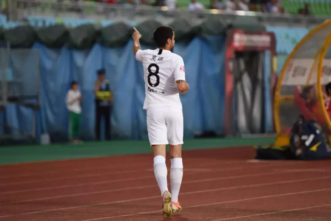 贵州恒丰莫塔角球破门,大连一方2:1贵州恒丰