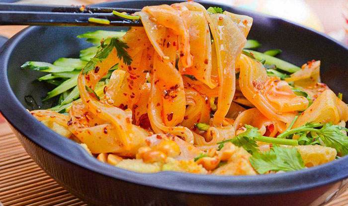 目前最火爆的摆地摊小吃,摆地摊什么小吃最火爆既简单