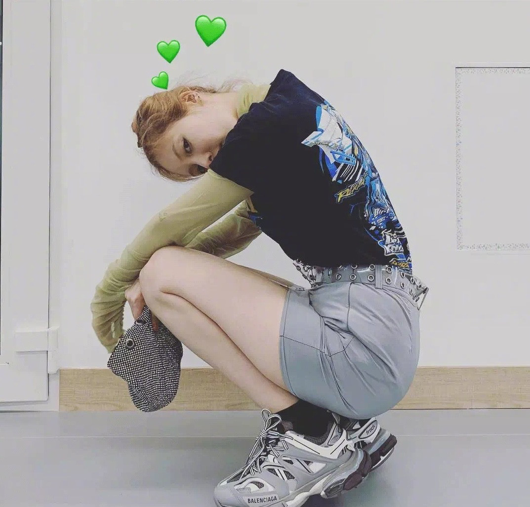 泫雅夏日必备,泫雅牛油果绿色毛衣