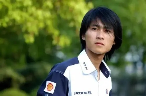 追着梦还把钱赚了！韩寒以前在争议中成名，如今在平静中发大财