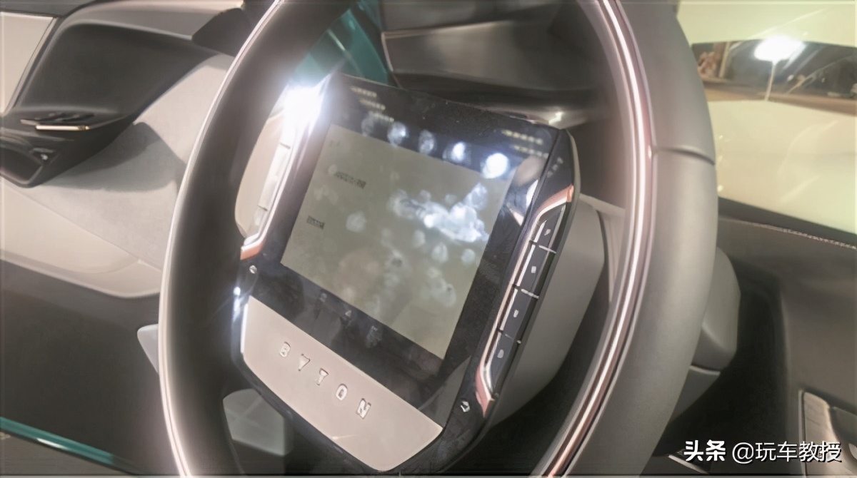 这里摸摸那里按按，开个车能不能简单点？