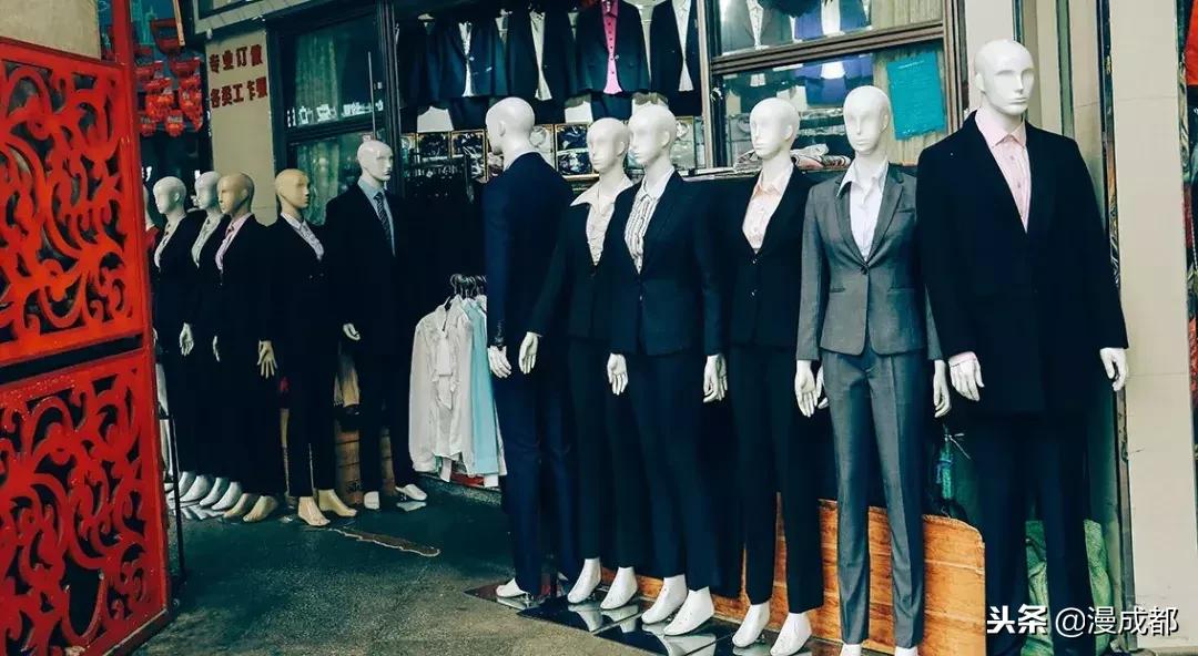 据说不来这里就白来成都，你一定没有见过这么魔幻又传奇的荷花池