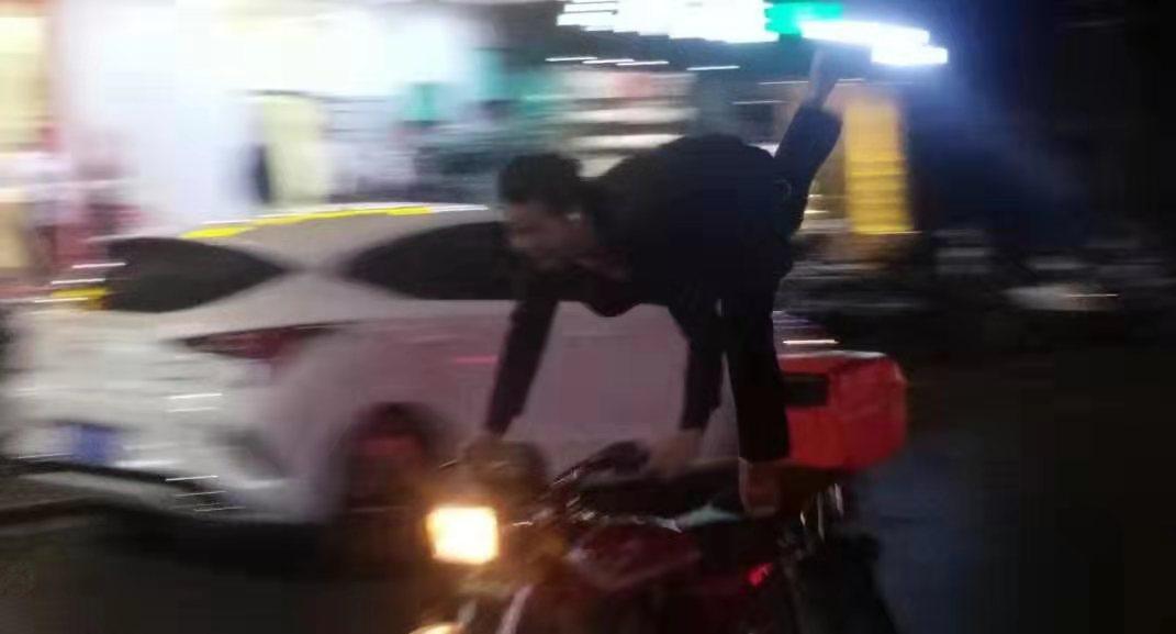 最牛飞机仔用脚开摩托，一条街人都惊惊滴，钦州网友看看