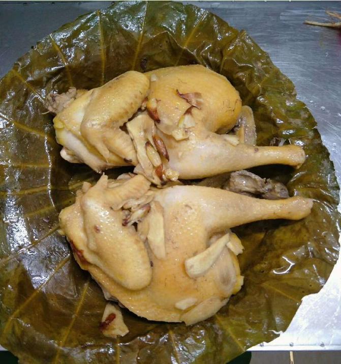 荷叶鸡特别香,淡淡的荷叶香