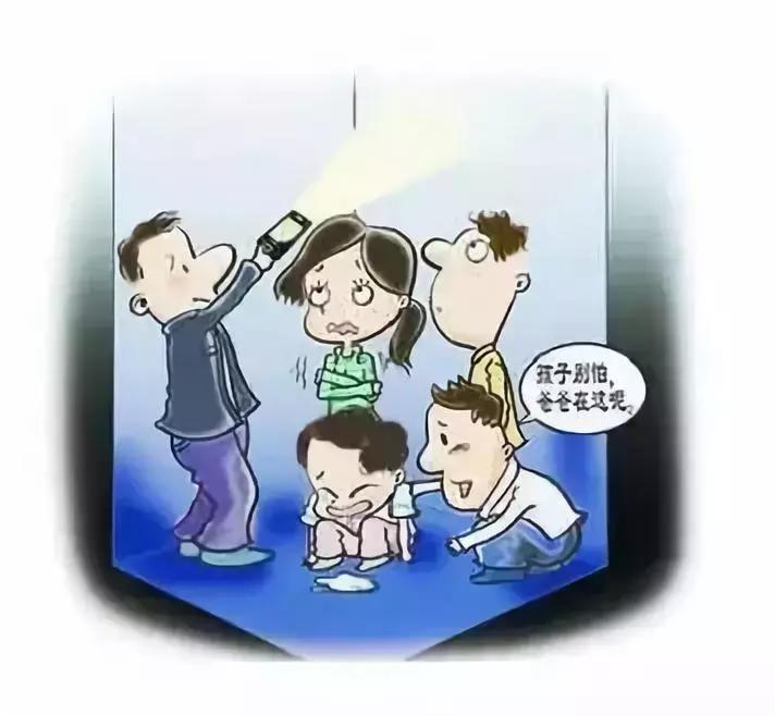 电梯35楼急速下坠女子教科书自救,电梯急速下坠的时候往上跳一下