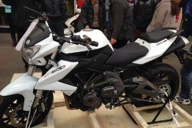 性价比高的4缸小排量机车测评,本田600cc四缸摩托跑车声浪